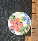 Botón redondo de madera de 3/4 de pulgada con dos orificios. Blanco con imagen impresa.