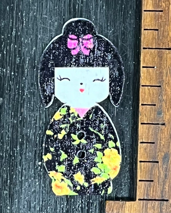 1 1/4 inch Geisha Doll, Yellow Flowers on a Black robe, 2 hole Wood Button