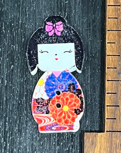 1 1/4 inch Geisha Doll, Chrysanthemums on robe, 2 hole Wood Button