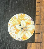 3/4 इंच गोल, लकड़ी, दो छेद वाला बटन। मुद्रित चित्र के साथ सफेद.