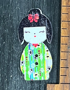 1 1/4 inch Geisha Doll, white flowers on a green robe, 2 hole Wood Button