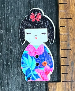 1 1/4 inch Geisha Doll, Pink Flowers on Blue robe, 2 hole Wood Button