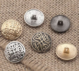 Botones de vástago de costura de metal de aleación a base de zinc, patrón tallado en oro mate redondo de un solo orificio, 17 mm de diámetro.