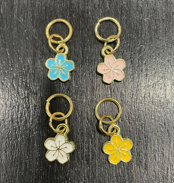 4 piece Small Flowers in Bloom Stitch Markers Closed Ring, Blue, Pink, white and Yellow.