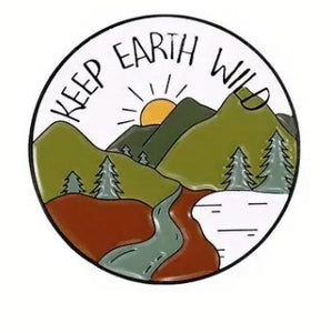 'पृथ्वी को जंगली रखें' कैम्पिंग थीम वाला पिन