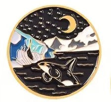 Pin temático de camping Orca, Luna y Estrellas