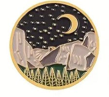 Pin temático de camping Luna y estrellas sobre montañas