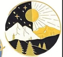 पर्वतों पर सूर्य और चंद्रमा कैम्पिंग थीम वाला पिन
