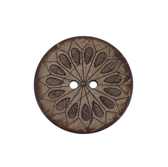नक्काशीदार पत्ती पैटर्न के साथ 1 1/8 इंच दो छेद वाला गोल बटन। नारियल के खोल से बना है